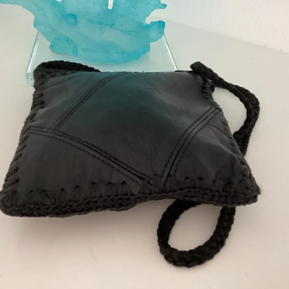 NEW JD BLACK LEATHER & CROCHET FLORAL CUT OUT ACCENT SMALL CROSSBODY BAG